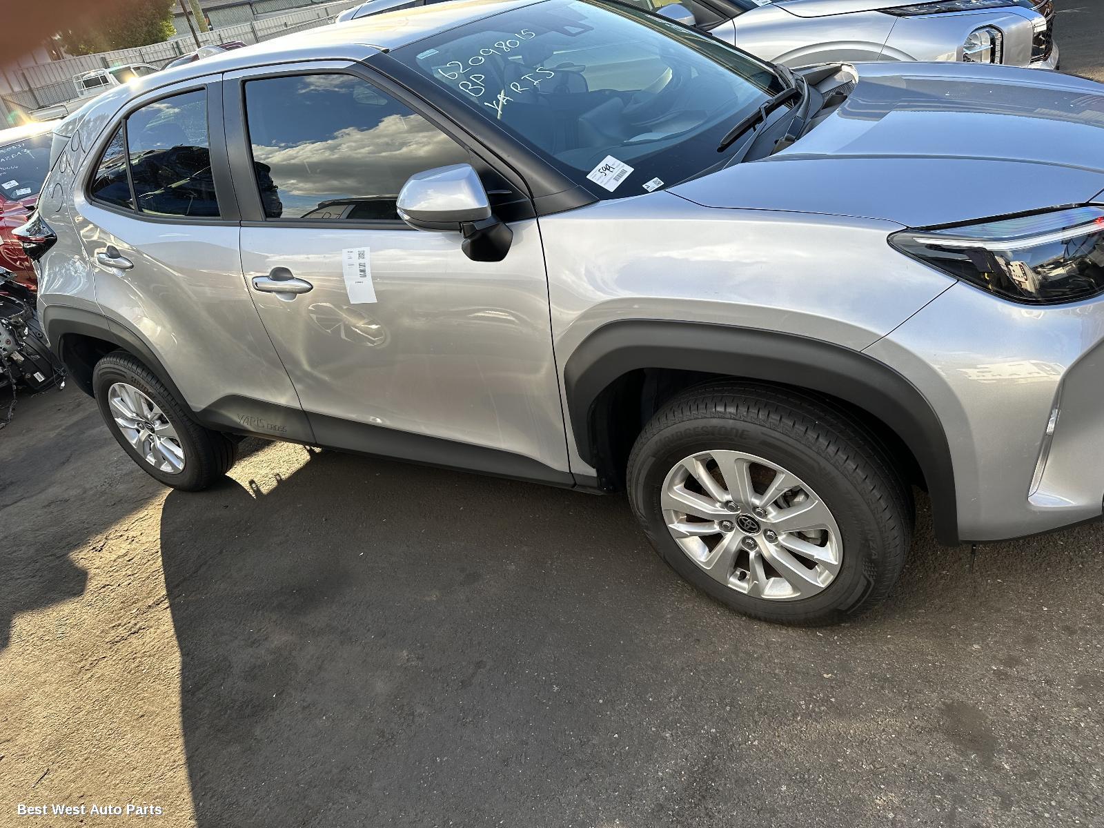 2024 TOYOTA YARIS CROSS Right Front Door Window