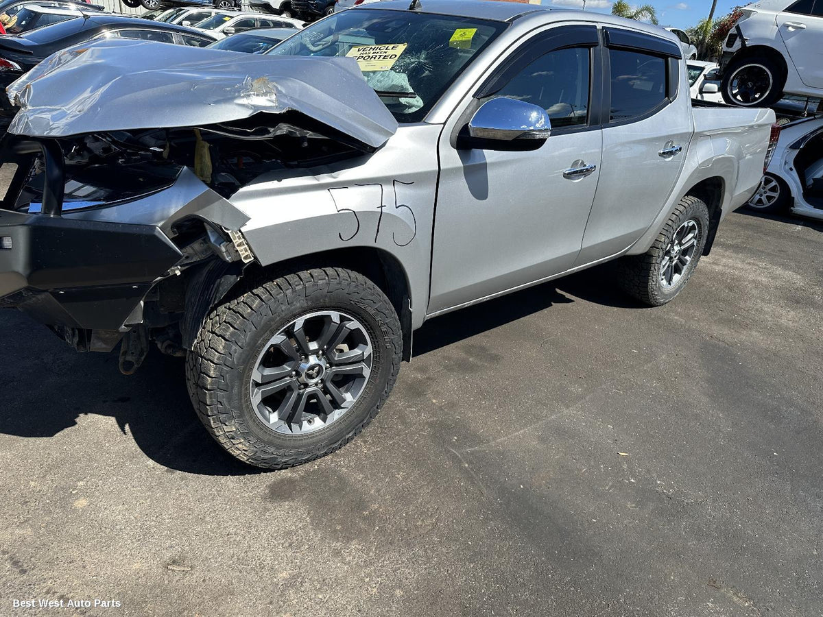 2019 MITSUBISHI TRITON Right Front Window Reg/Motor