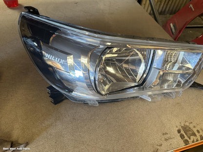 2018 TOYOTA HILUX Right Headlamp