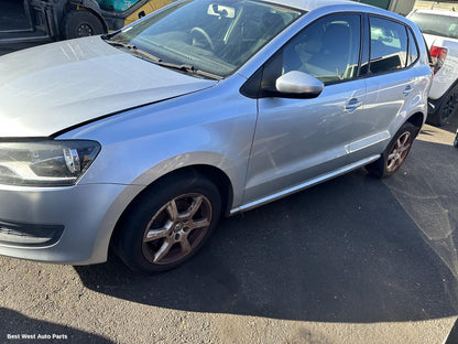 2011 VOLKSWAGEN POLO Left Front Door