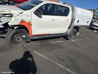 2024 TOYOTA HILUX Right Headlamp