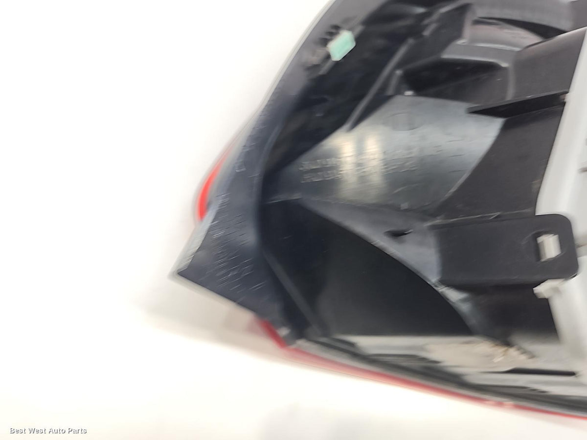 2013 VOLKSWAGEN POLO Left Taillight
