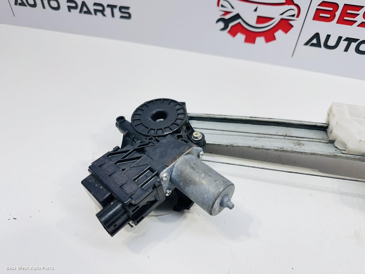 2021 SUBARU FORESTER Right Front Window Reg/Motor