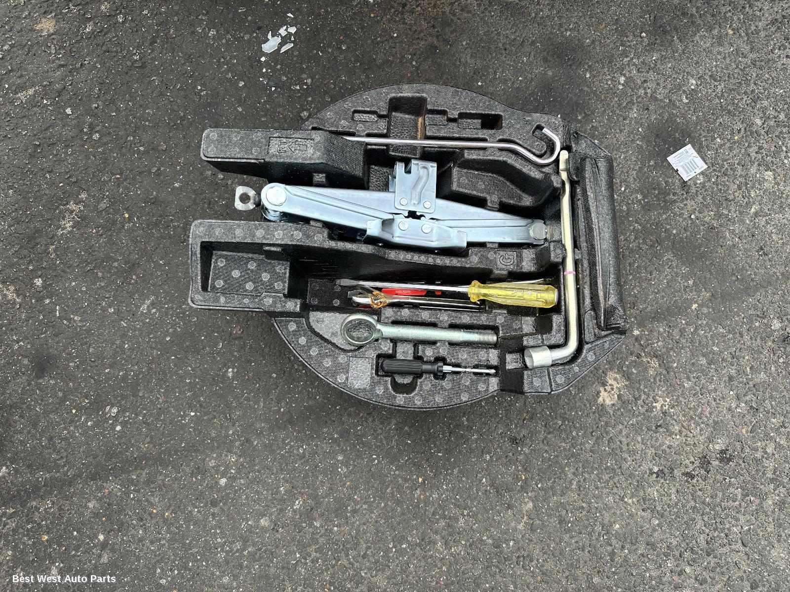 2024 SUBARU OUTBACK Jack/Tool Kit