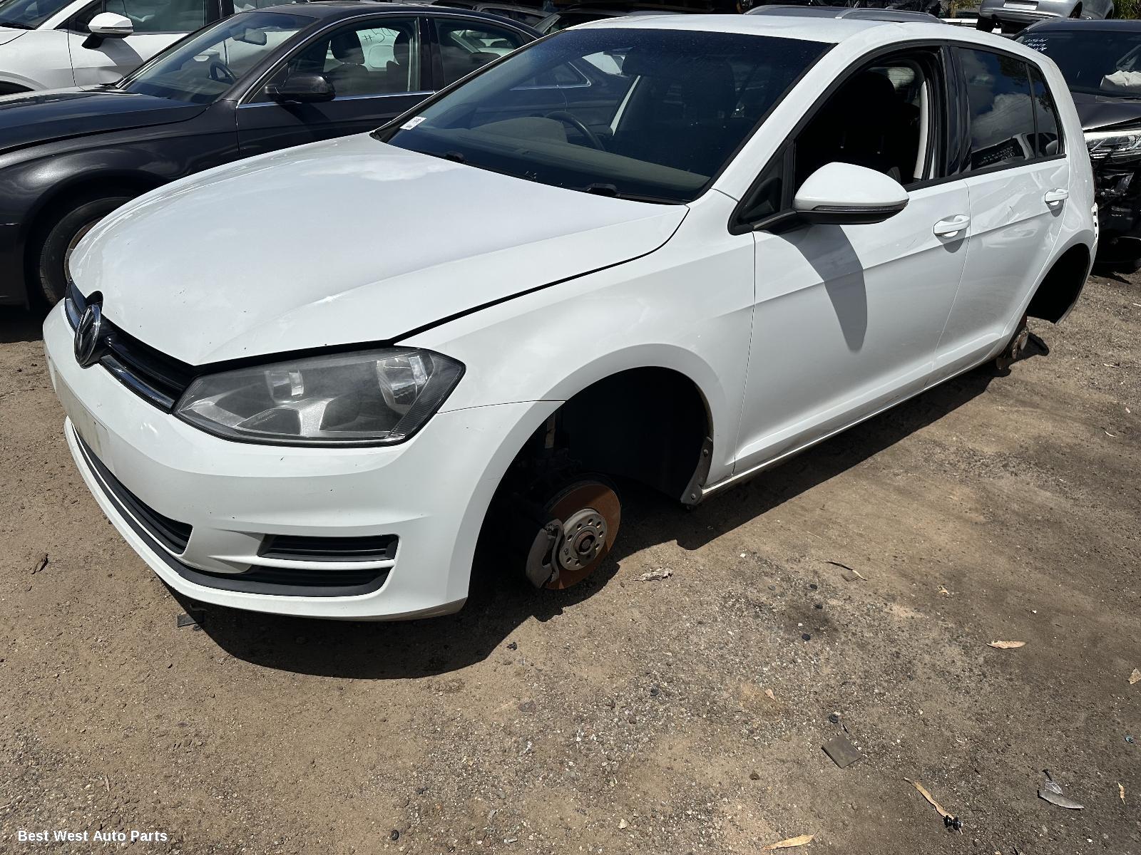 2013 VOLKSWAGEN GOLF Right Guard