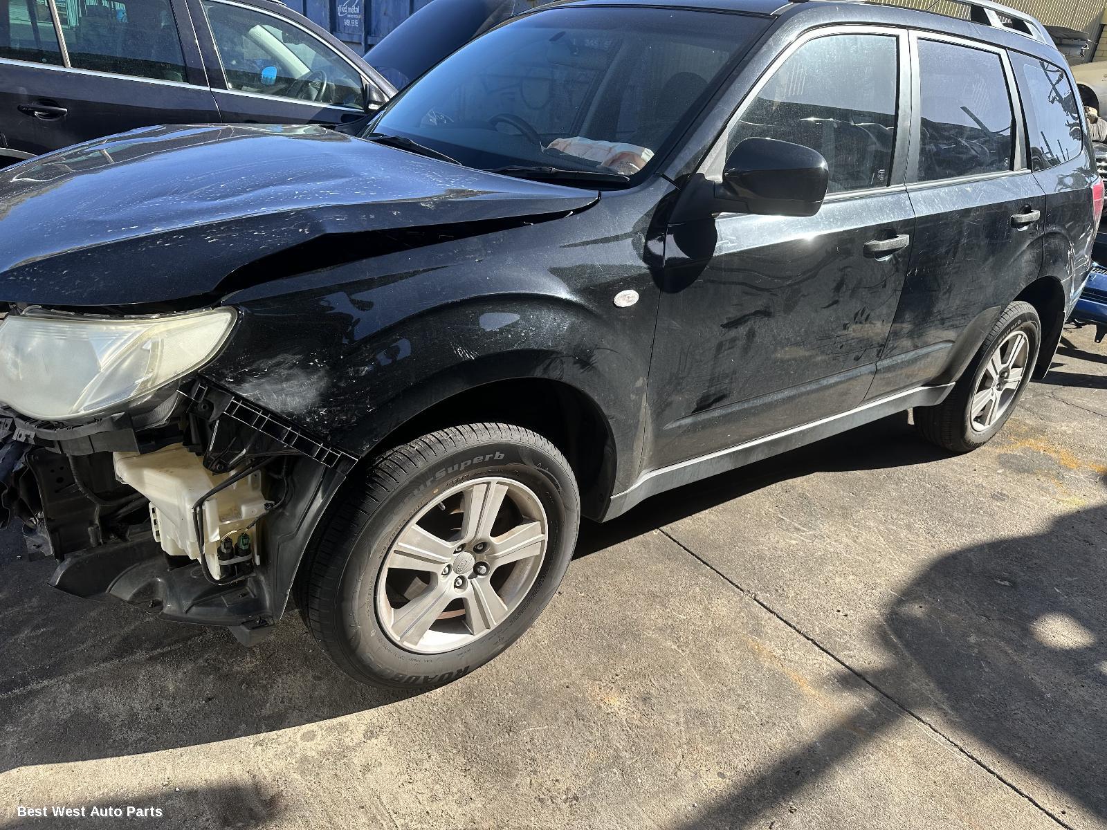 2011 SUBARU FORESTER Left Front Hub Assembly