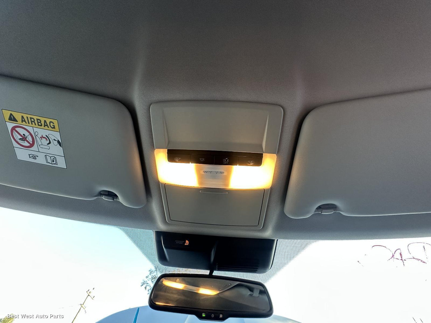 2023 MITSUBISHI OUTLANDER Courtesy Light