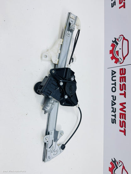 2024 TOYOTA YARIS CROSS Right Front Window Reg/Motor