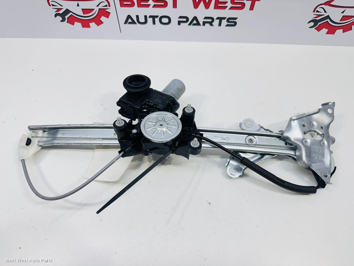 2022 TOYOTA COROLLA Right Front Window Reg/Motor