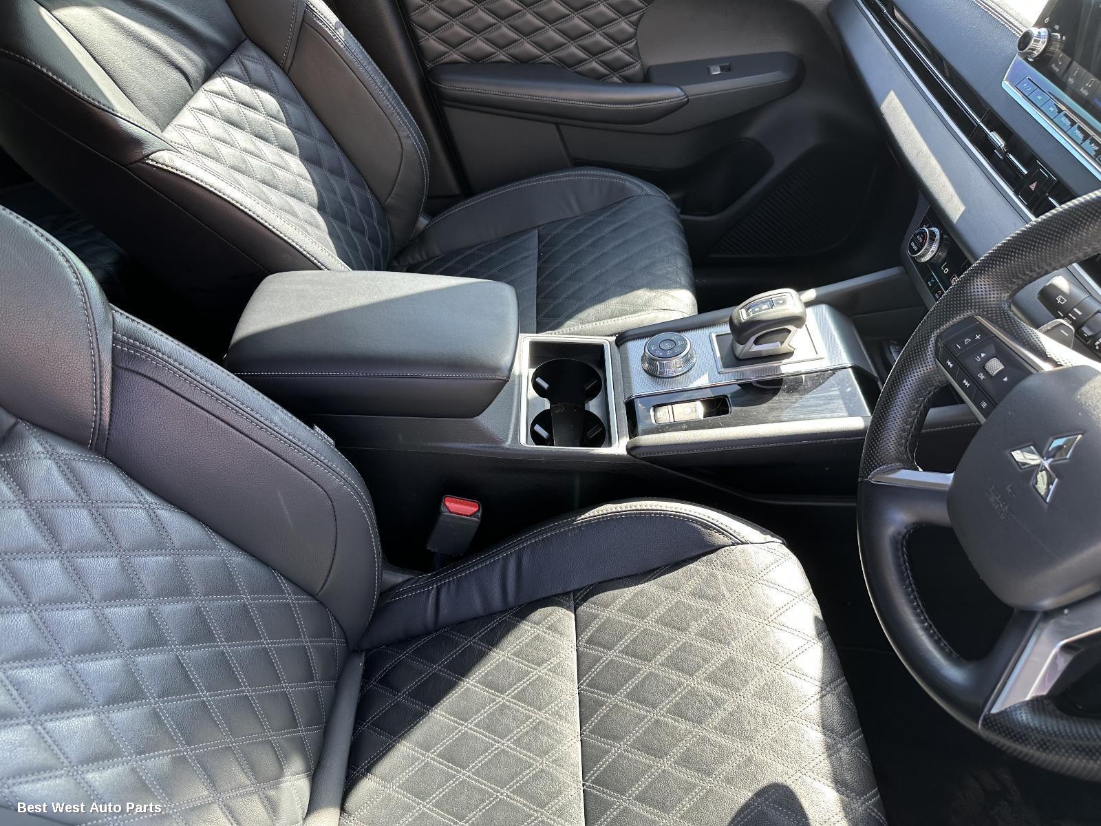 2022 MITSUBISHI OUTLANDER Console