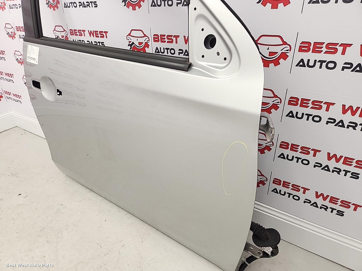 2019 MITSUBISHI TRITON Right Front Door