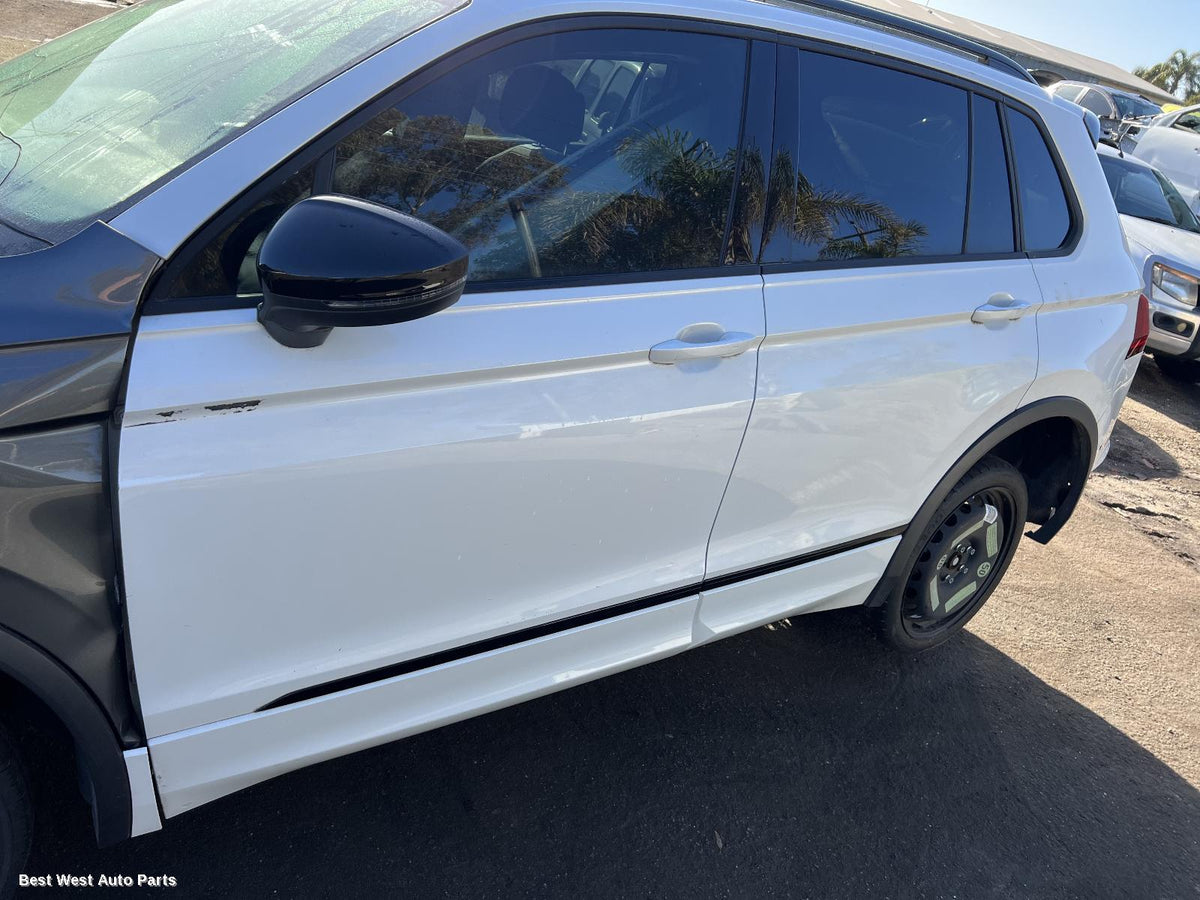2018 VOLKSWAGEN TIGUAN Left Taillight