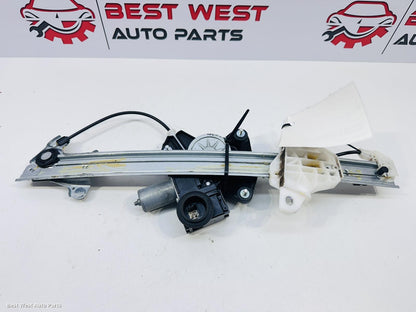 2024 TOYOTA YARIS CROSS Right Front Window Reg/Motor
