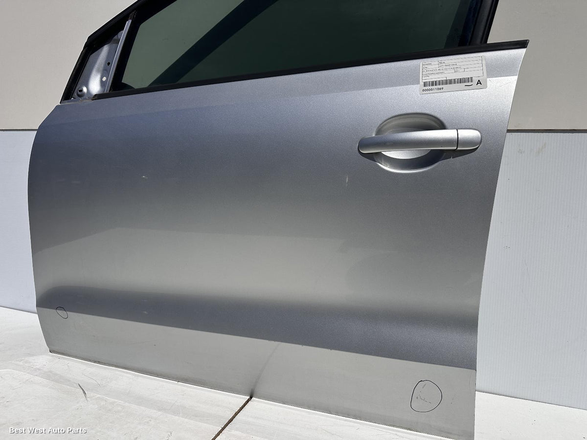 2011 VOLKSWAGEN POLO Left Front Door