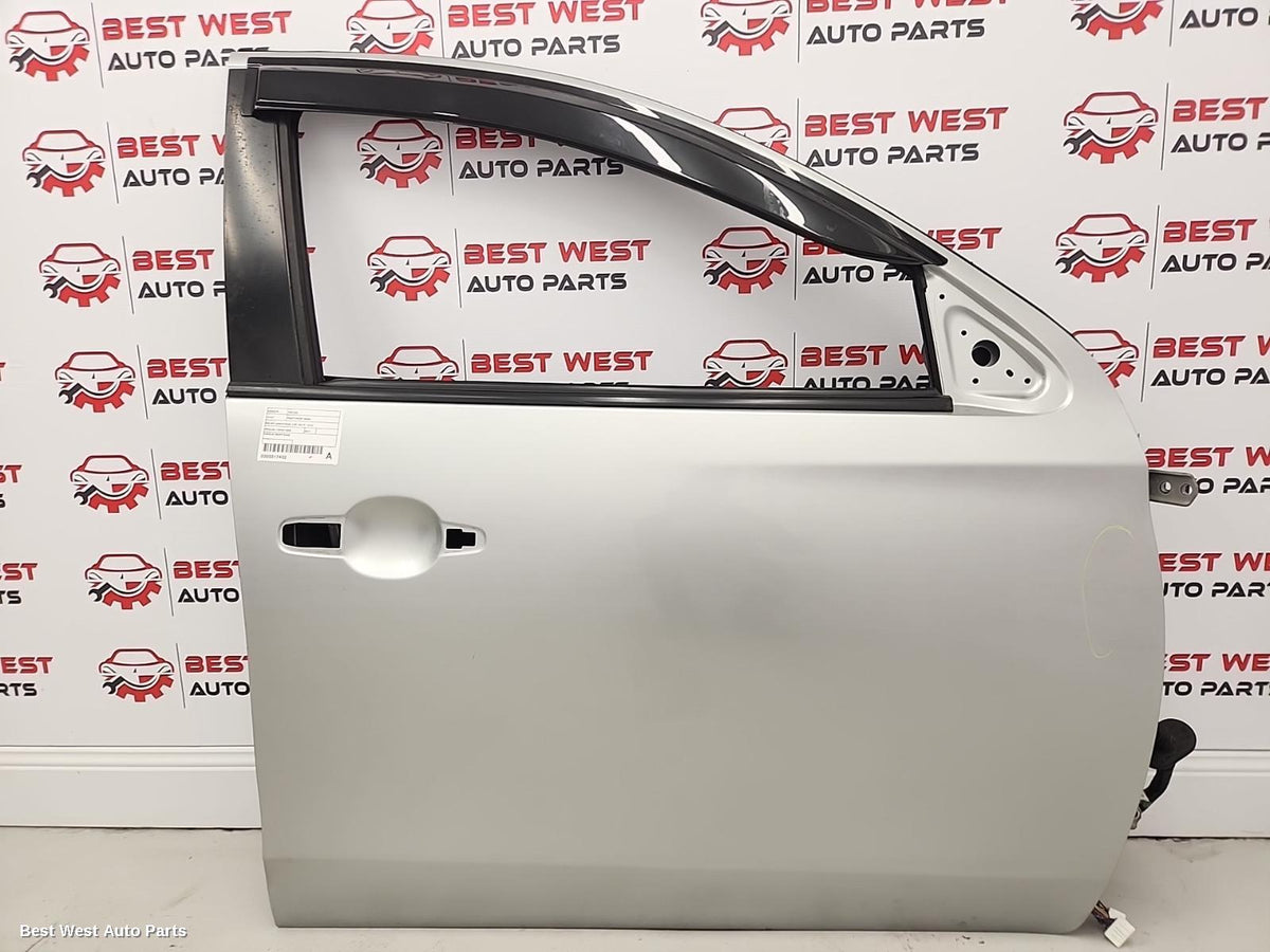 2019 MITSUBISHI TRITON Right Front Door