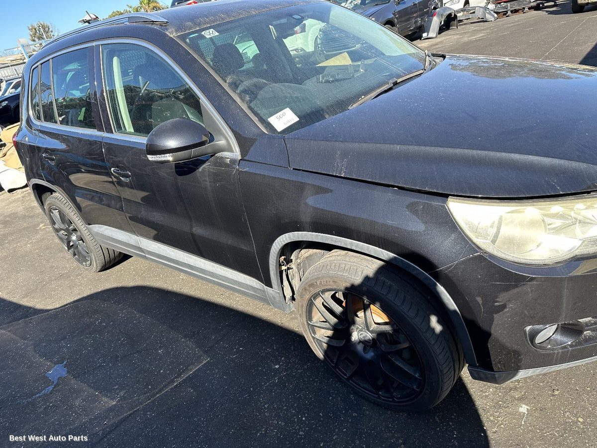 2010 VOLKSWAGEN TIGUAN Right Guard