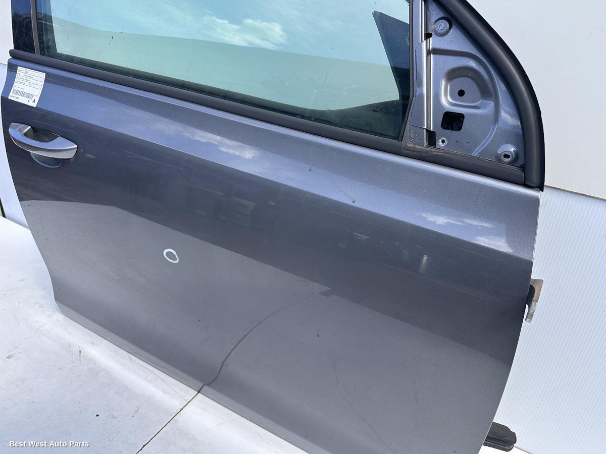 2010 VOLKSWAGEN GOLF Right Front Door