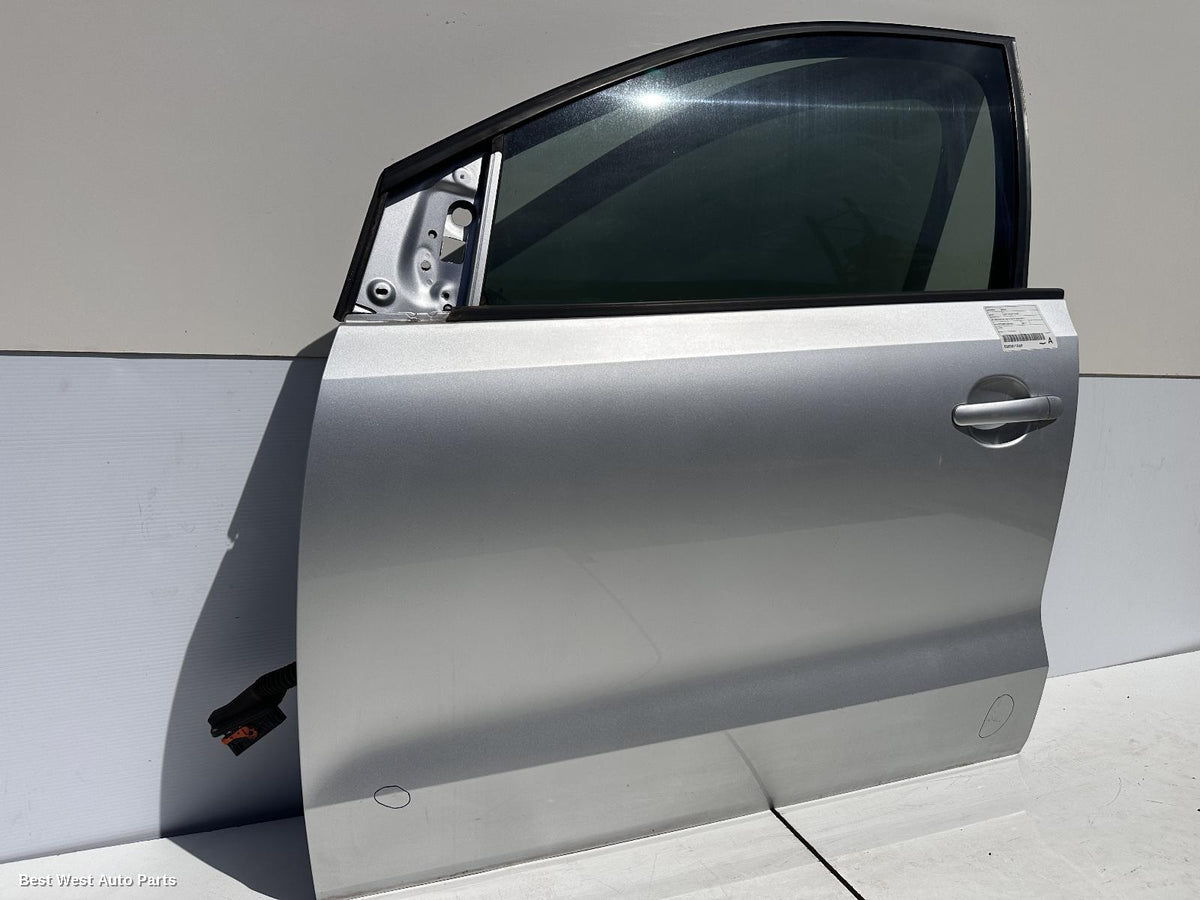 2011 VOLKSWAGEN POLO Left Front Door