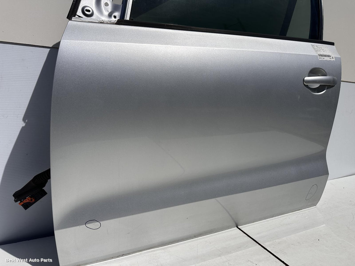2011 VOLKSWAGEN POLO Left Front Door