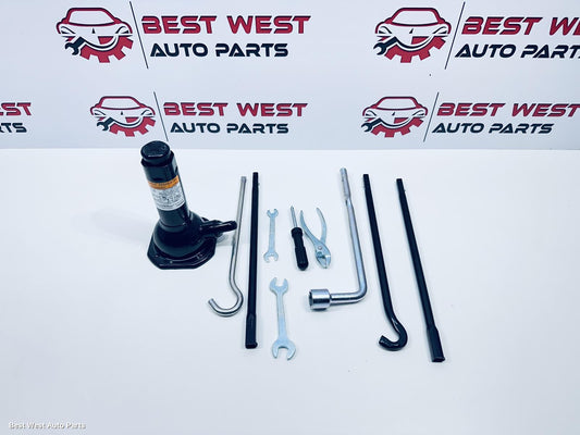 2024 TOYOTA HILUX Jack/Tool Kit