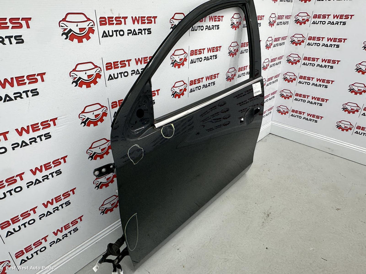 2019 MITSUBISHI PAJERO Left Front Door