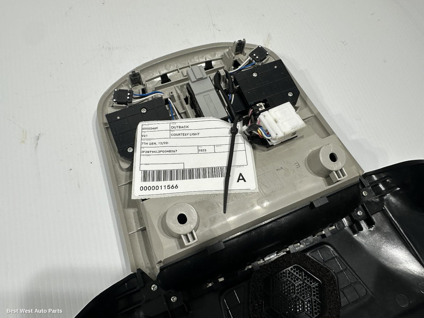 2023 SUBARU OUTBACK Courtesy Light