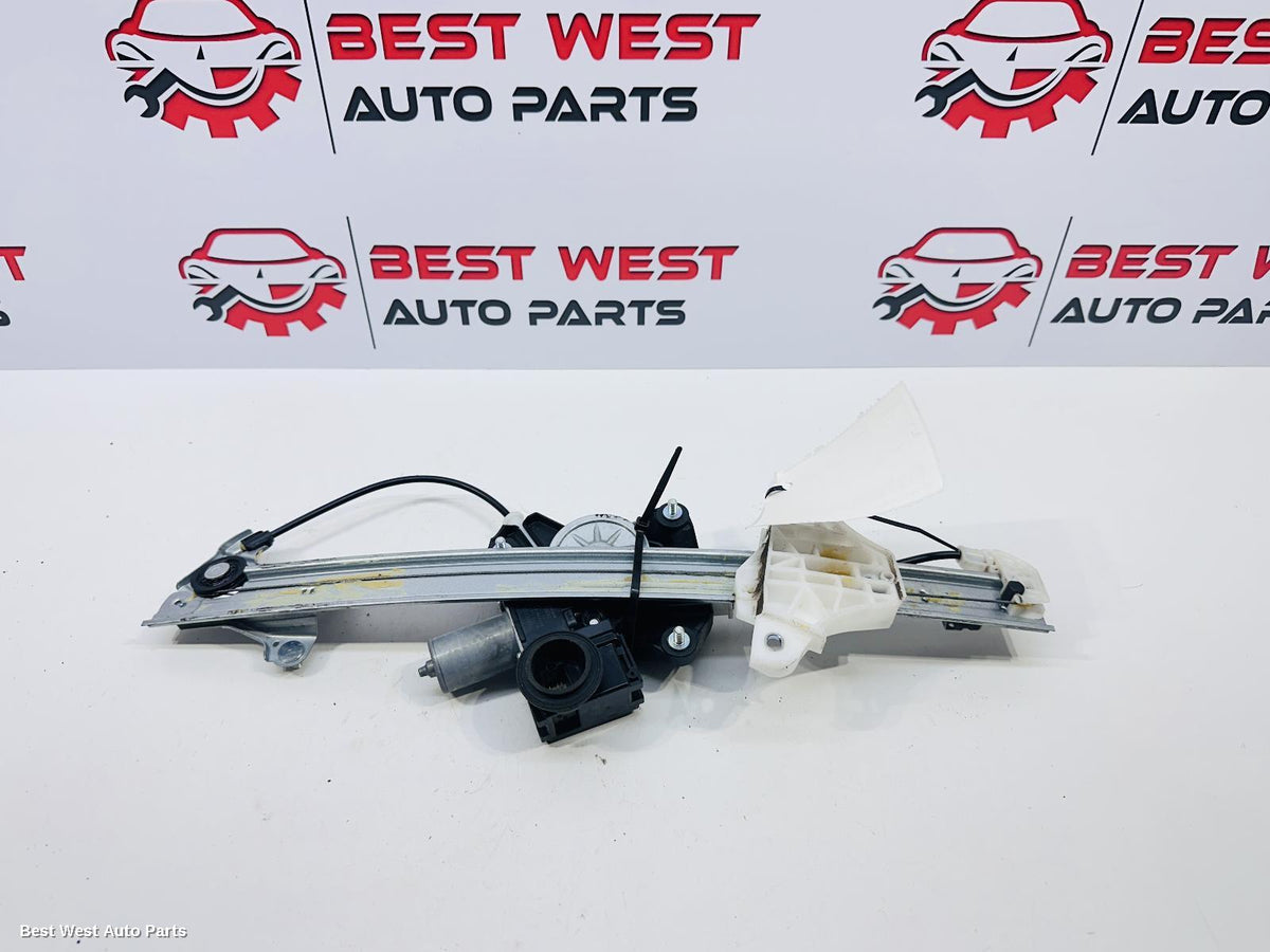 2024 TOYOTA YARIS CROSS Right Front Window Reg/Motor