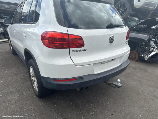 2012 VOLKSWAGEN TIGUAN Left Taillight