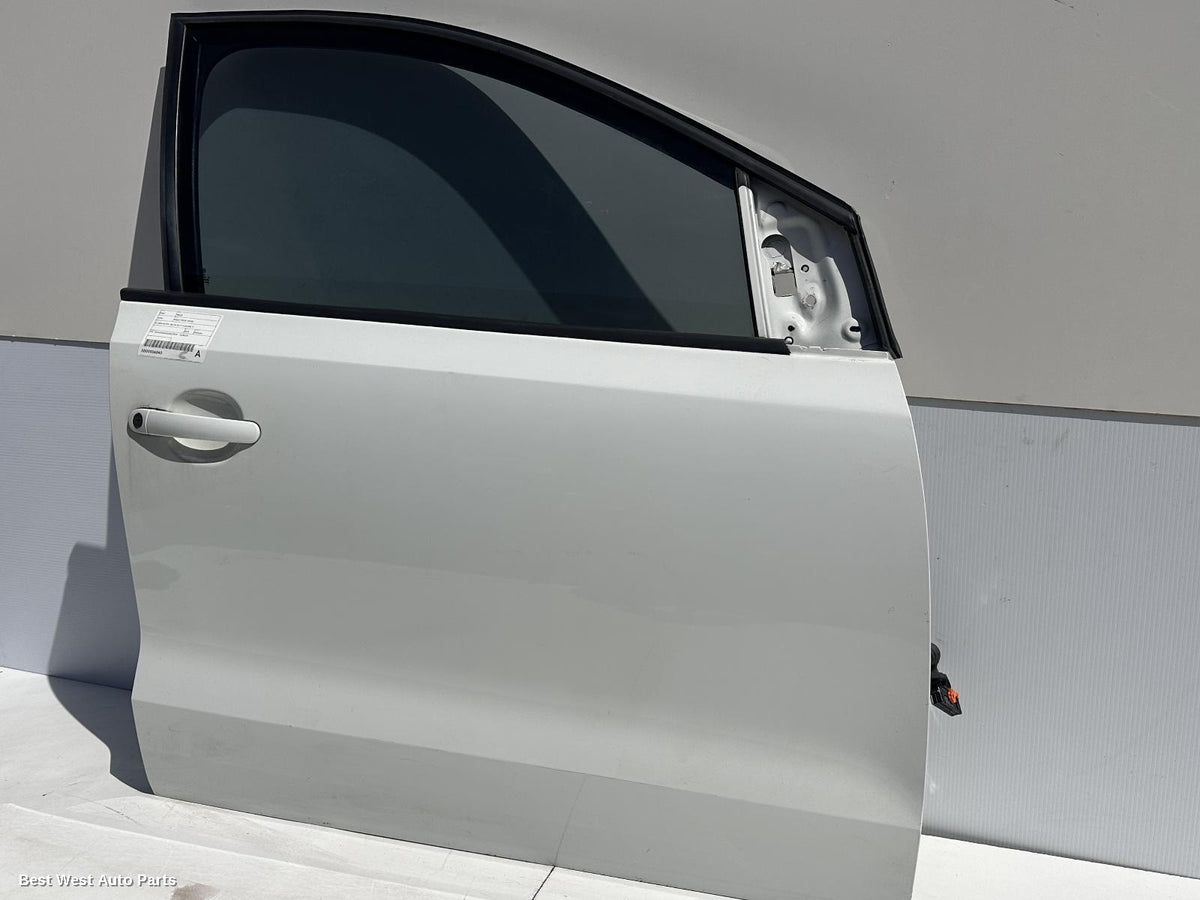 2015 VOLKSWAGEN POLO Right Front Door