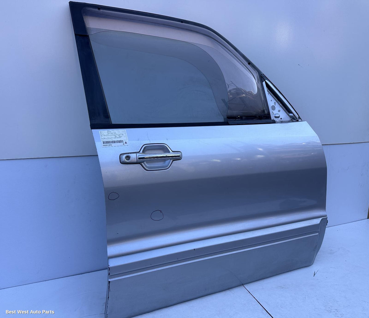 2004 MITSUBISHI PAJERO Right Front Door