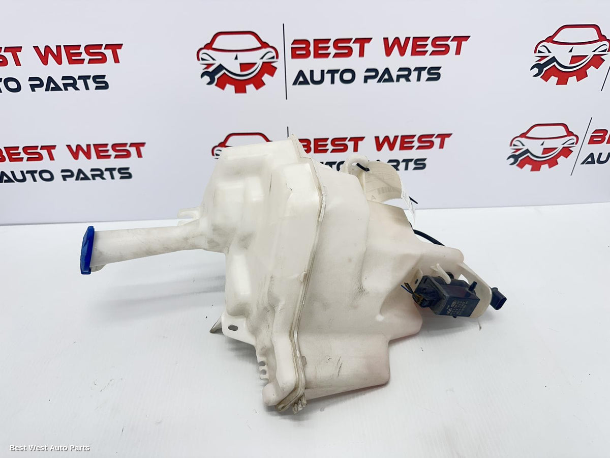 2015 HYUNDAI I30 Washer Bottle