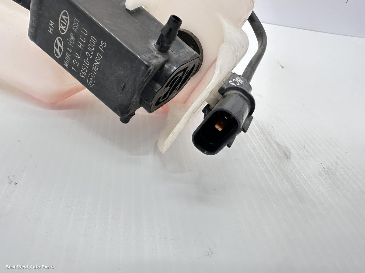 2015 HYUNDAI I30 Washer Bottle