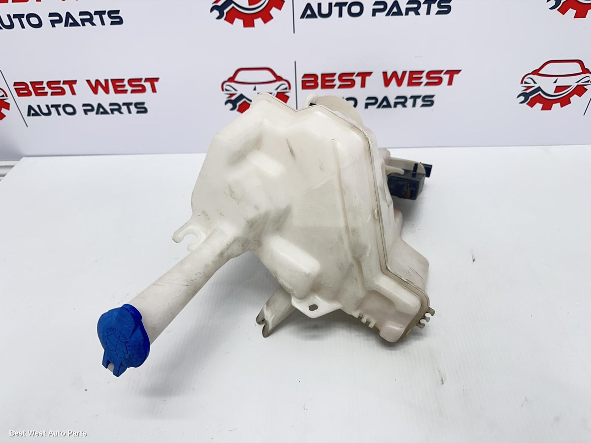 2015 HYUNDAI I30 Washer Bottle