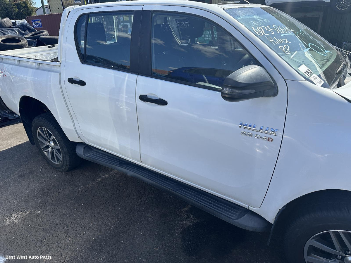2017 TOYOTA HILUX Right Front Door Window