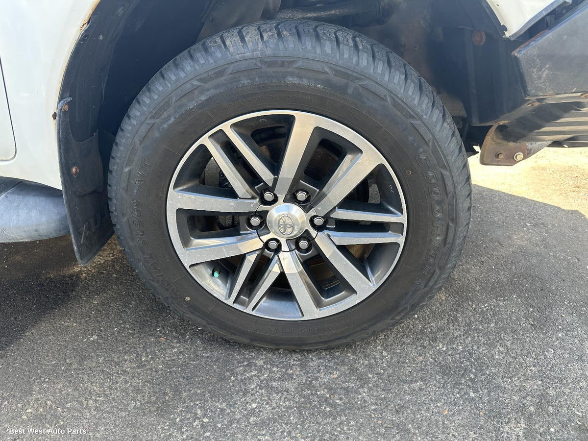 2017 TOYOTA HILUX Wheel Mag