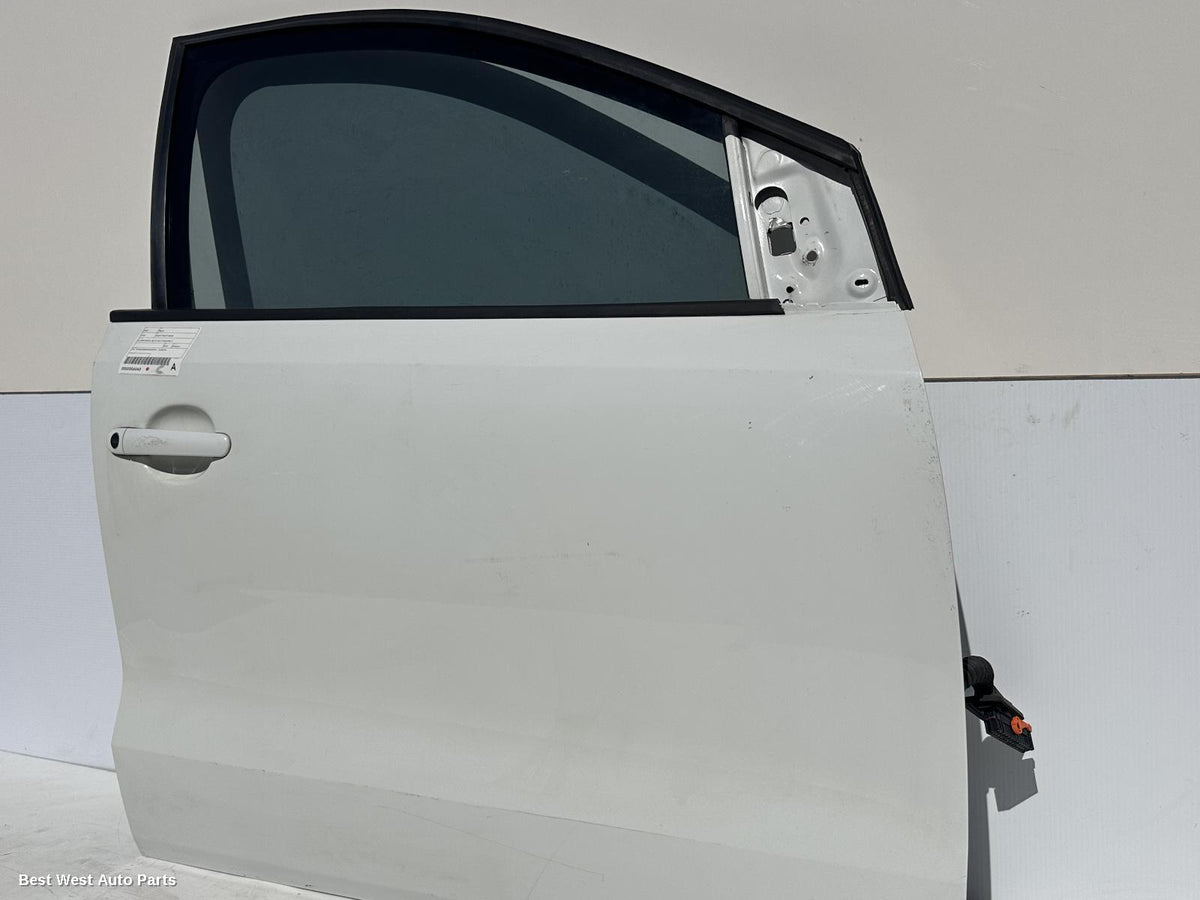 2015 VOLKSWAGEN POLO Right Front Door
