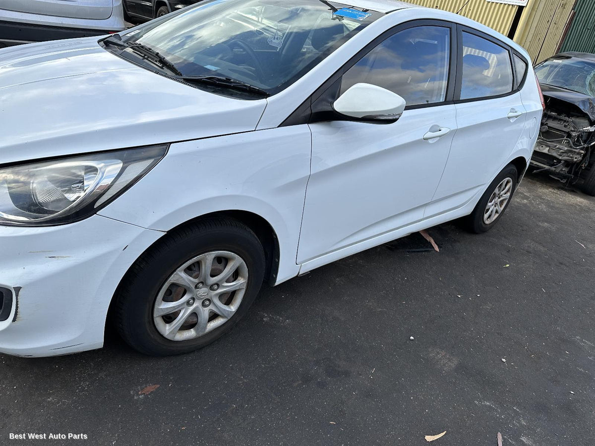 2014 HYUNDAI ACCENT Right Headlamp
