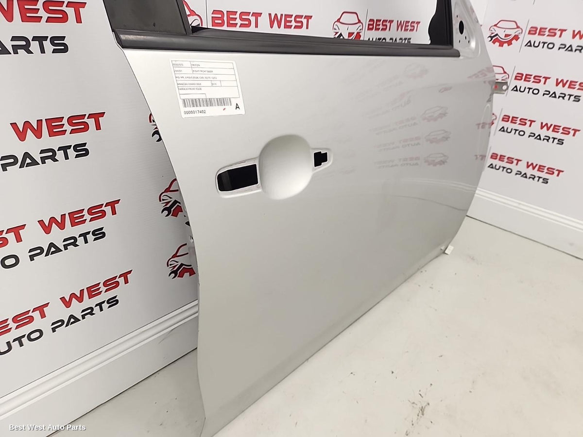2019 MITSUBISHI TRITON Right Front Door