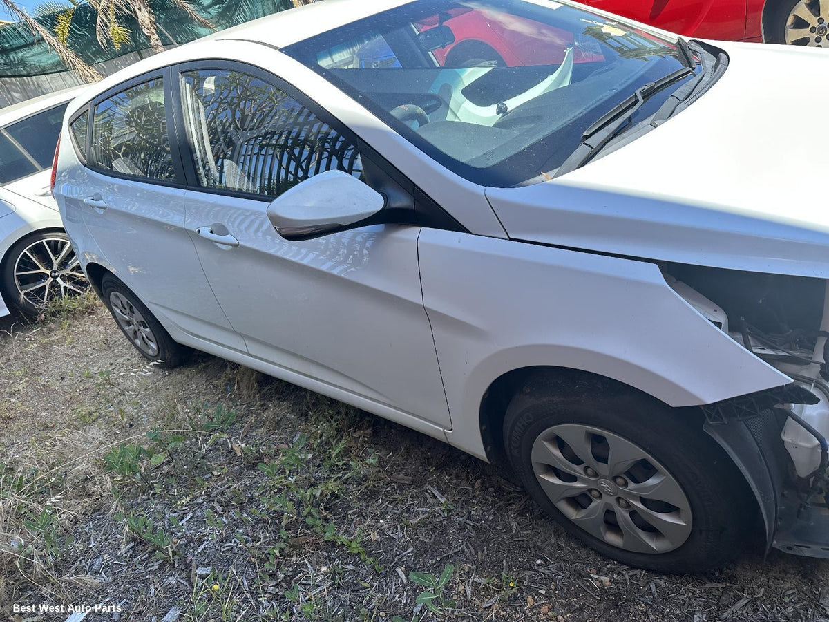 2015 HYUNDAI ACCENT Right Front Door