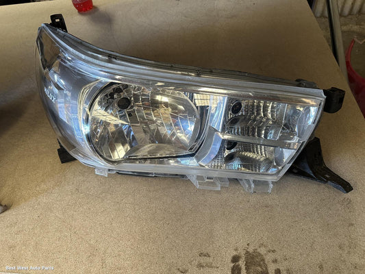 2018 TOYOTA HILUX Right Headlamp