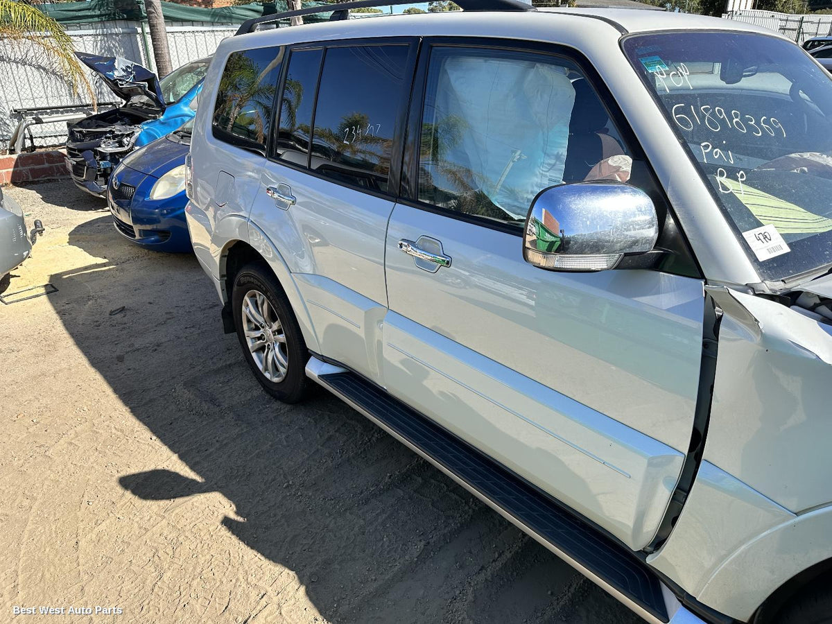 2017 MITSUBISHI PAJERO Right Front Door