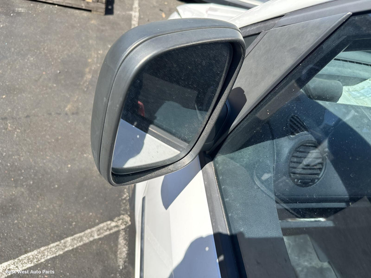 2013 VOLKSWAGEN CADDY Left Front Door