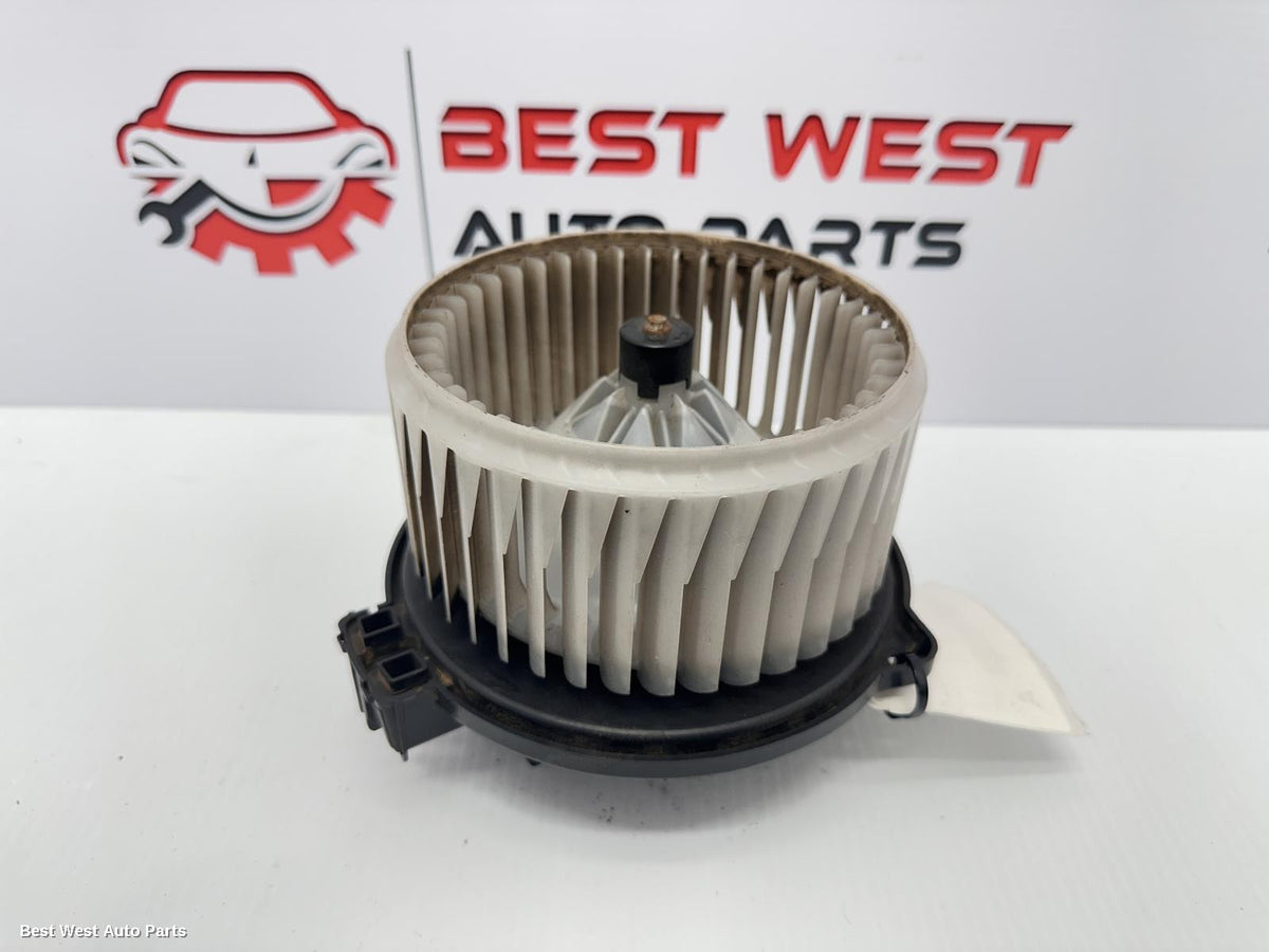 2017 MITSUBISHI PAJERO Heater Fan Motor
